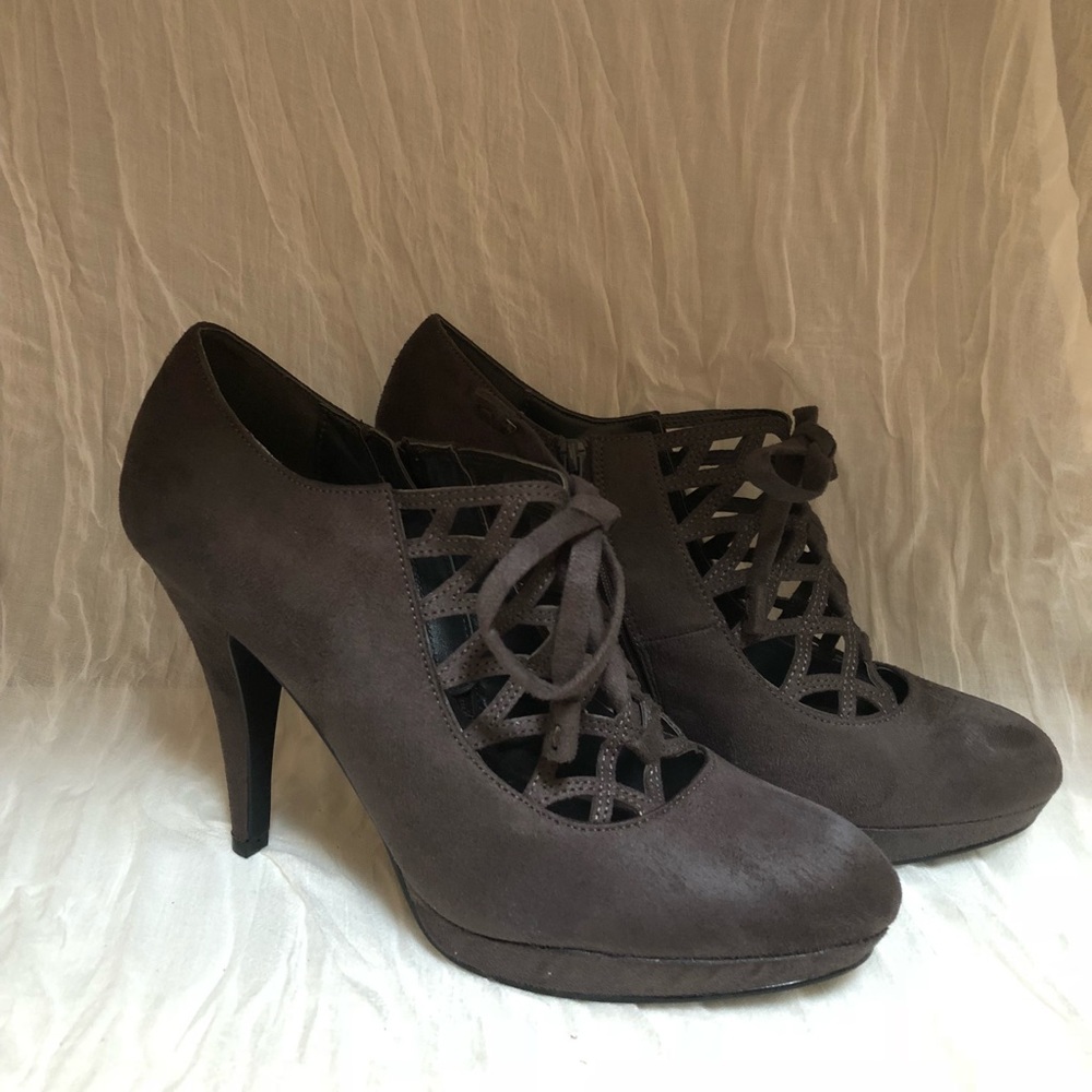 Naturalizer heels size 9.5 open to offers
